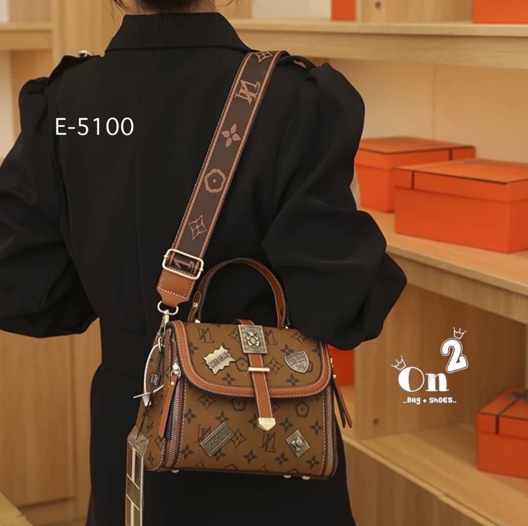 กระเป๋าสะพายข้างทรงแมสเซนเจอร์ เปิดหน้าอะไหล่ทอง มาพร้อมกระเป๋าใส่สายสะพายยาวถอดออกถือได้ พร้อมส่ง ค่ะ