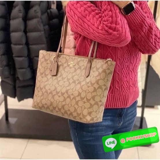 Coach 4455 ZIP TOP TOTE IN SIGNATURE CANVAS กระเป๋าสะพายไหล่ทรง Tote เปิด-ปิดกระเป๋าด้วยซิป ป้องกันของตกหล่น ภายในกว้างใส่สัมภาระได้เยอะ มีช่องเล็กใส่ของจุกจิก วัสดุแคนวาส หูจับหนังแท้ ถือไปเที่ยว ไปทำงาน สะดวกเลยค้า