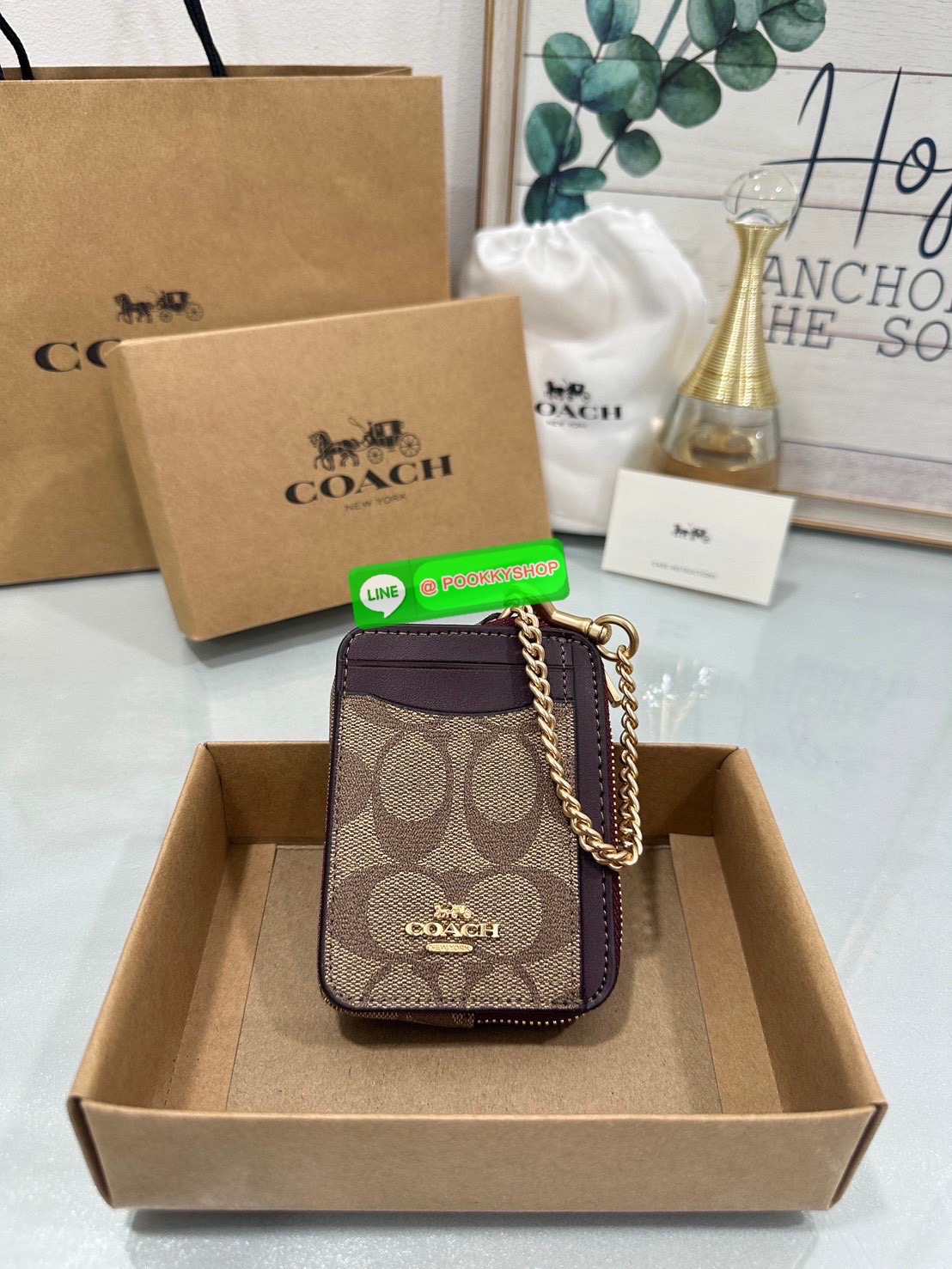 💗Coach C0058 Zip Card Case In Signature Canvas💗 กระเป๋าใบนี้นอกจากช่องใส่บัตรแล้ว ด้านหลังยังมีช่องสำหรับใส่ธนบัตรหรือเหรียญสามารถเปิดปิดได้ด้วยซิป เพิ่มลูกเล่นเป็นสายโซ่คล้องมือ หรือคล้องกับกระเป๋าก็ได้เช่นกัน ขนาดกะทัดรัด พกพาสะดวก การดู