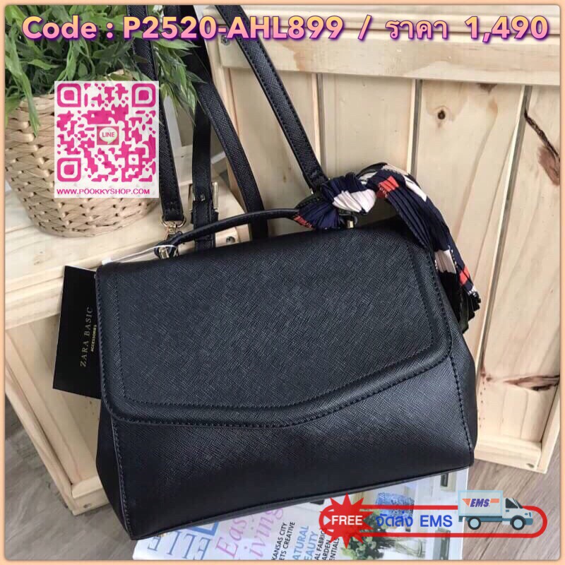 ZARA Convertible Backpack With Scarf กระเป๋าถือหรือสะพายรุ่นแนะนำดีไซน์เก๋วัสดุหนัง Saffiano สีดำอยู่ทรงสวยหรูสไตล์ PRADA โดดเด่นที่มาพร้อม Scarf พันหูหิ้วเเยกใช้ได้ เปิดปิดด้วยตัวล๊อคกด ด้านข้างมีกระดุมปรับขยาย ภายในมีโลโก้ สามารถใส่กระเป๋าสตางค์ใบยาวของ