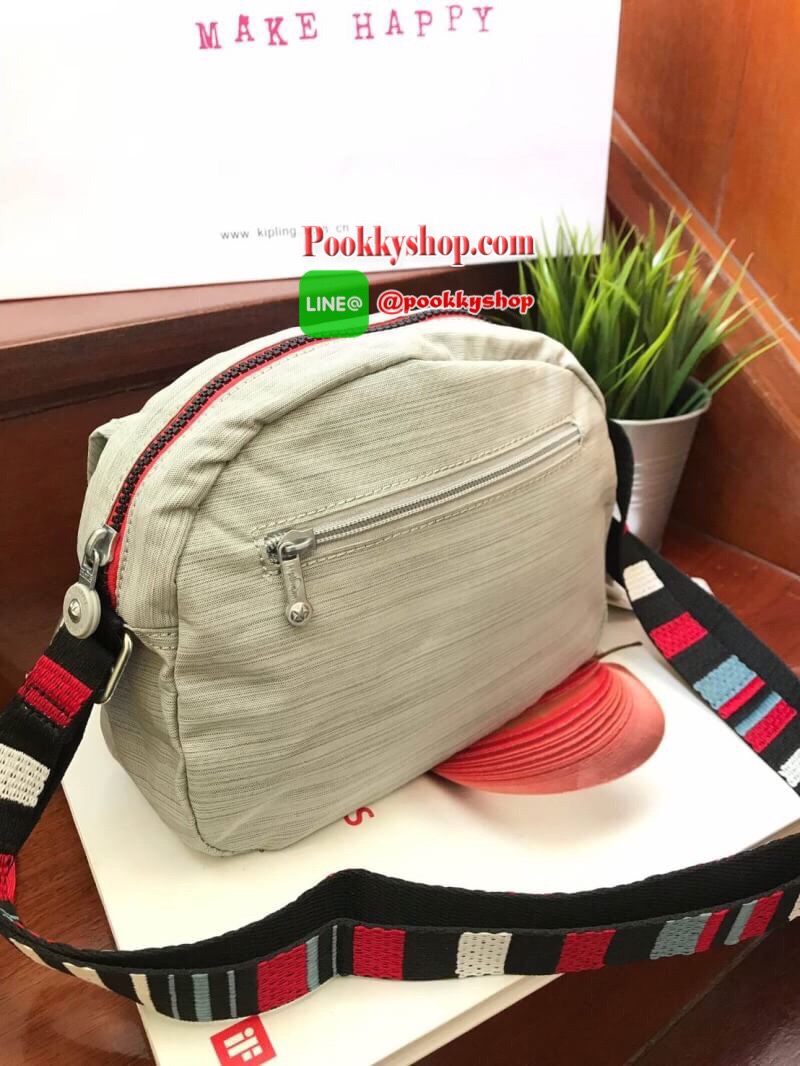 Kipling Flax Shoulder Bag กระเป๋าสะพายข้างทรงcrossbody ปรับความยาวสายให้เข้ากับลำตัวได้ฟรีไซส์ วัสดุไนล่อนคุณภาพสูงและน้ำหนักเบา กันน้ำได้ ด้านหน้ามีช่องให้หนึ่งช่อง เปิดปิดช่องซิปหลัก แบบซิปเดียว ภายในกว้างและมีช่องซิป/ช่องเล็กให้ใส่ของจุกจิก ด้านหน้าประ