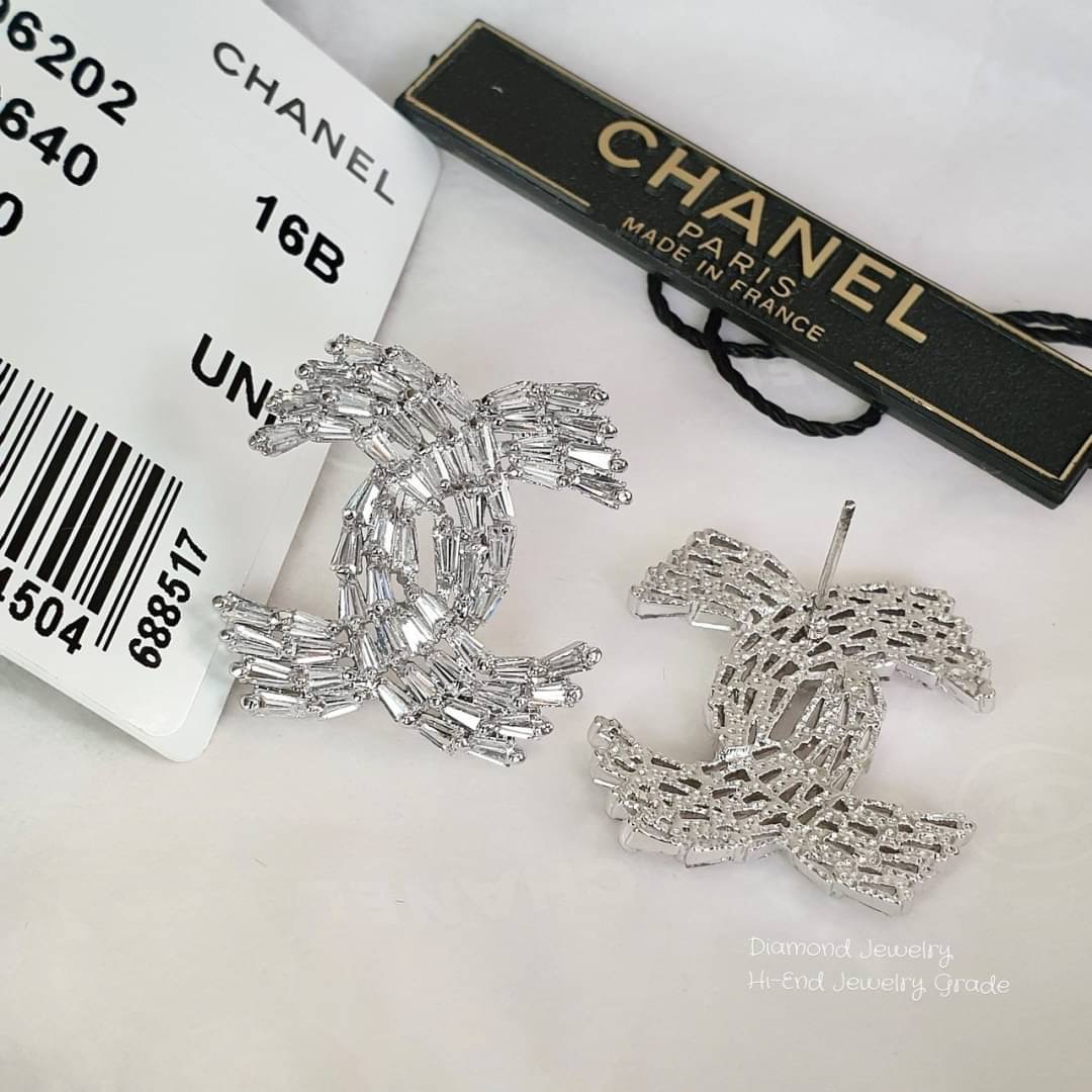 New Arrival !!!!! Chanel Earring ต่างหูชาแนลเพชร 3 แถว งานเกรด jewelry งานเพชร Premium CZ แท้ เพชรคัดเพชรสวย วิ้งมากๆค่ะ ใส่เป็น everyday look ใส่ได้ทุกวัน ดูเรียบๆ หรูๆ วิ้งๆ คู่นี้แนะนำมีติดบ้านไว้เลยจ้า รับรองไม่ผิดหวังค่ะ ตัวเรือนสีเงิน ไม่ลอกไม่ดำ Ma