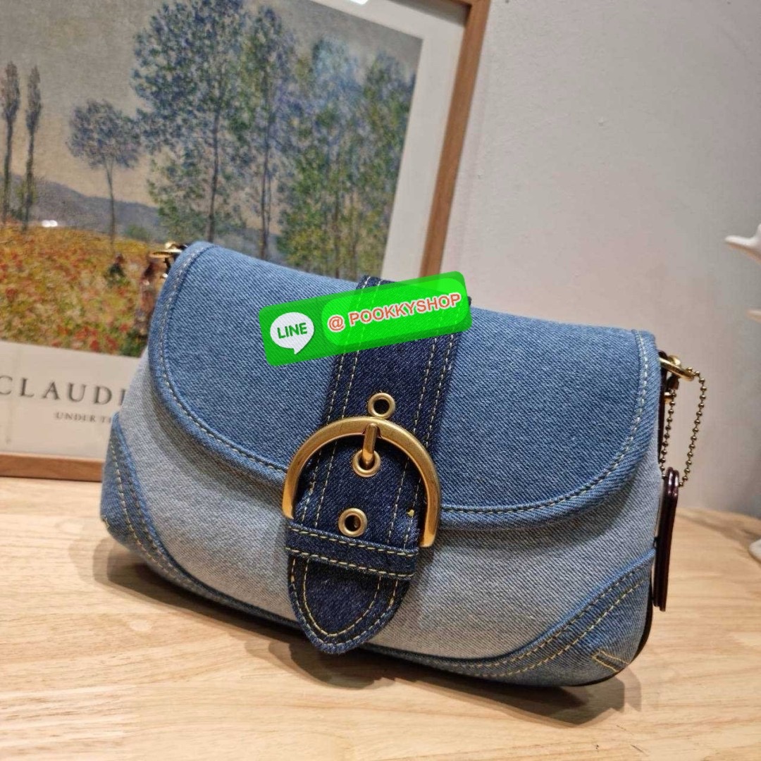 COACH CR737 SOHO BAG IN REPURPOSED DENIM 🔅 Details เลิกสวยแซ่บกี่โมงคะคุณน้า! ไอเท็มให้พาใจสั่นมาอีกแล้ว! กับกระเป๋าสะพายไหล่สไตล์วินเทจ ที่ยังคงแมสและฮอตมาก ด้วยรูปทรงที่ใช้งานง่าย ไม่เกะกะ แต่มีความเรียบหรูในตัว กระเป๋าปิดด้วยกระดุมแม่เหล็ก ภายใ