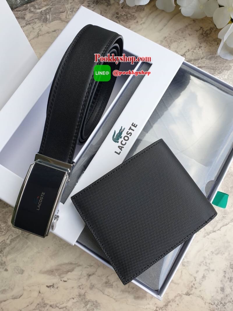ลาคอส CLASSIC PETIT PIQUE Belt & Wallet Set !!! ซื้อ1ได้ถึง 2 ใบ เซตสุดคุ้ม!! มาพร้อมกล่องสุดหรู กระเป๋าเงินใบสั้นพับสองตอน ลายเปอติปิเก้ มีช่องใส่การ์ด ช่องใส่ธนบัตร บุซับในด้วยผ้าคอตตอน และ ด้านอกวัสดุ Pvc ลายเปอติปิเก้แต่งกระเป๋าด้านนอกกระเป๋า เข็มขั