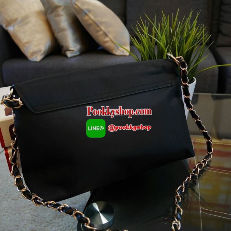 ห้ามพลาดรุ่นใหม่ล่าสุด! Chanel Envelope Cosmetic Bag With Chain VIP Gift With Purchase (GWP) พรีเมี่ยมเเท้จาก Chanel Cosmetic Counter ดีไซน์รูปซองจดหมายวัสดุ Nylon&Polyester 100% อยู่ทรงสวยด้านหน้าประดับโลโก้แบรนด์วิ้งๆสวยหรูดูดี เปิดปิดด้วยฝาปิดพร้อมซิปแ