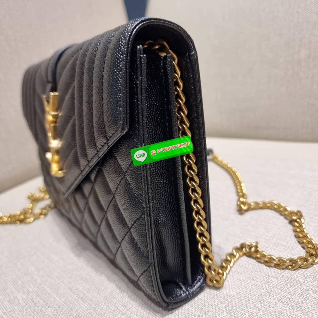 New in!! Yves Saint laurent envelope quilted with chain กระเป๋าสะพายพรีเมี่ยมกิ๊ฟ จากเคาน์เตอร์ vip dutyfree ทรง woc สุดฮอต ในดีไซน์ใหม่ ดีเทลเย็บสวยคม โดดเด่นกว่าใครแน่นอน วัสดุหนัง pepble ทนทาน ใช้งานง่ายเพียงแค่เปิด-ปิดด้วยกระดุมแม่เหล็ก ภายในแบ่งสัดส่