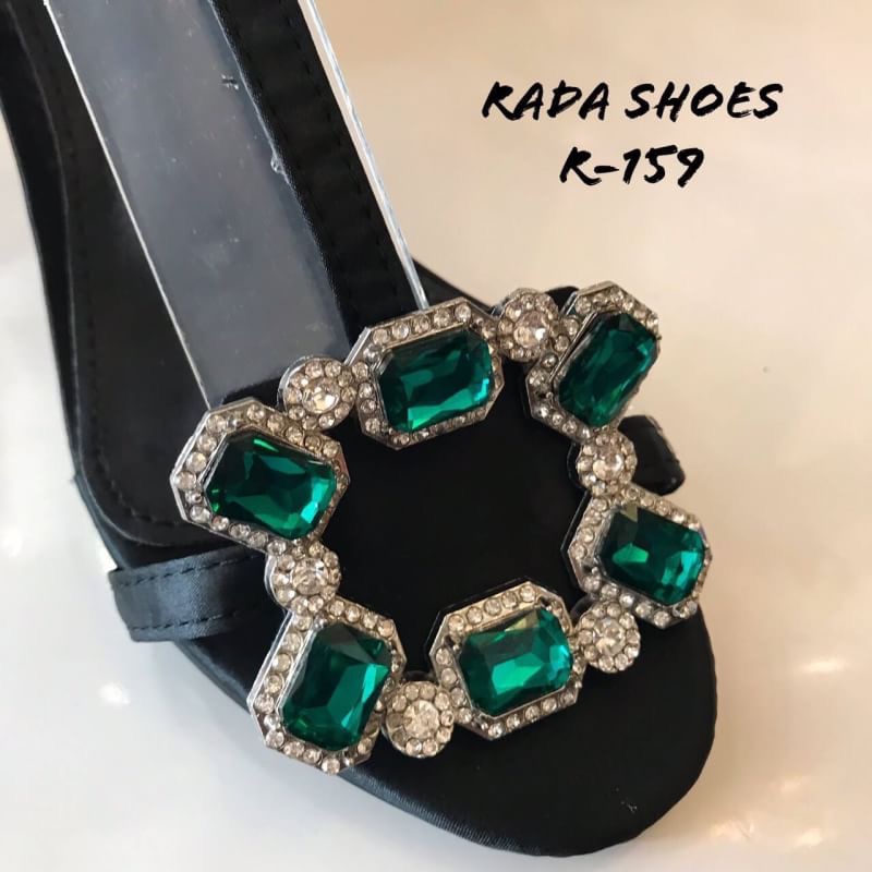 ใครรออยู่ ... ด่วน!!!เลยจ้า สวยถูกมาก... 2019 New Shoes ... รองเท้าโรเจอร์ เพชรเขียว รองเท้า พร้อมส่ง ... รองเท้าแบบใหม่ล่าสุด โรเจอร์เพชรเขียว แบบปังมาก กนะตอบรับใส่สวย สูง 3 นิ้ว งานรัดส้น สายตะข้อเกี่ยว ปรับระดับขนาดได้งานเพชรอลัง สวยสมัยใหม่จ้า