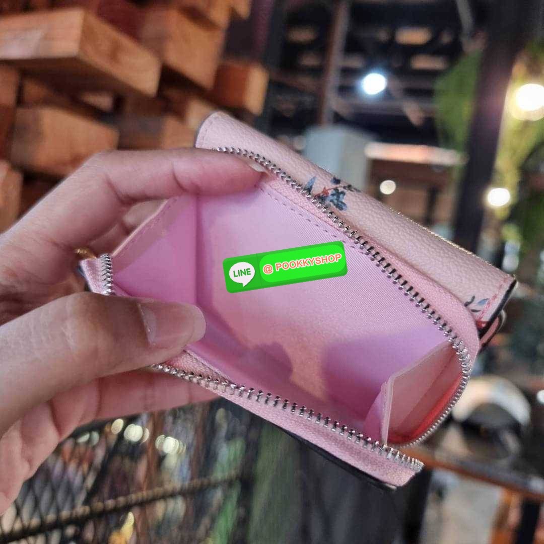 COACH 7331 SMALL TRIFOLD WALLET IN SIGNATURE CANVAS สวยคลาสสิค พกพาง่าย ใบเล็กน่ารักน่าใช้ ต้องยกให้ใบนี้จ้า ตอบโจทย์คนชอบพกน้อยที่สุด!! กระเป๋าสตางค์ใบสั้นหนังแคนวาสเคลือบคุณภาพดี ภายในเป็นหนังแท้ ใส่บัตร ใส่ธนบัตรได้ทุกชนิด มีช่องซิปแยก ใบเดียวใบนี้คือเ