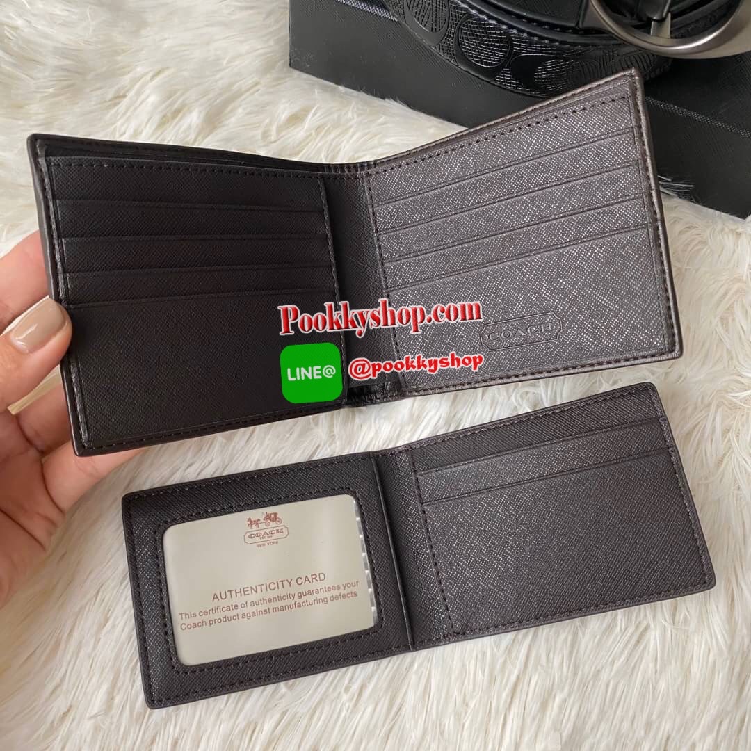 COACH Short Wallet with Belt Set Signature เซทสุดคุ้มค่ะได้ทั้งเข็มขัดและกระเป๋าสตางค์แบบพับ 2 ตอนมีช่องใส่รูปใส่บัตรใส่ธนบัตรแยกเป็นสัดส่วนเหมือนกระเป๋าสตางค์ใบยาวคุณภาพดีตามแบบฉบับของแบรนด์ มาในกล่องแบรนด์สามารถมอบเป็นของขวัญได้ ไอเท็ม Must Have ใครไม่ท