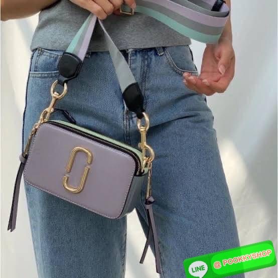 💕 Marc Jacobs Snapshot Bag กระเป๋าแบรนด์ดังจากสัญชาติอเมริกัน นับได้ว่ารุ่นนี้เป็นรุ่นทรงฮิตของ marc jacobs เลยทีเดียว โดยด้านหน้ากระเป๋าจะเป็นโลโก้แบบโลหะที่เป็นสัญลักษณ์ของแบรนด์นี้ มาพร้อมสายสะพายที่จะสะพายยังไงก็ดูโดดเด่น เพราะขนาดใหญ่ที่สกรีน