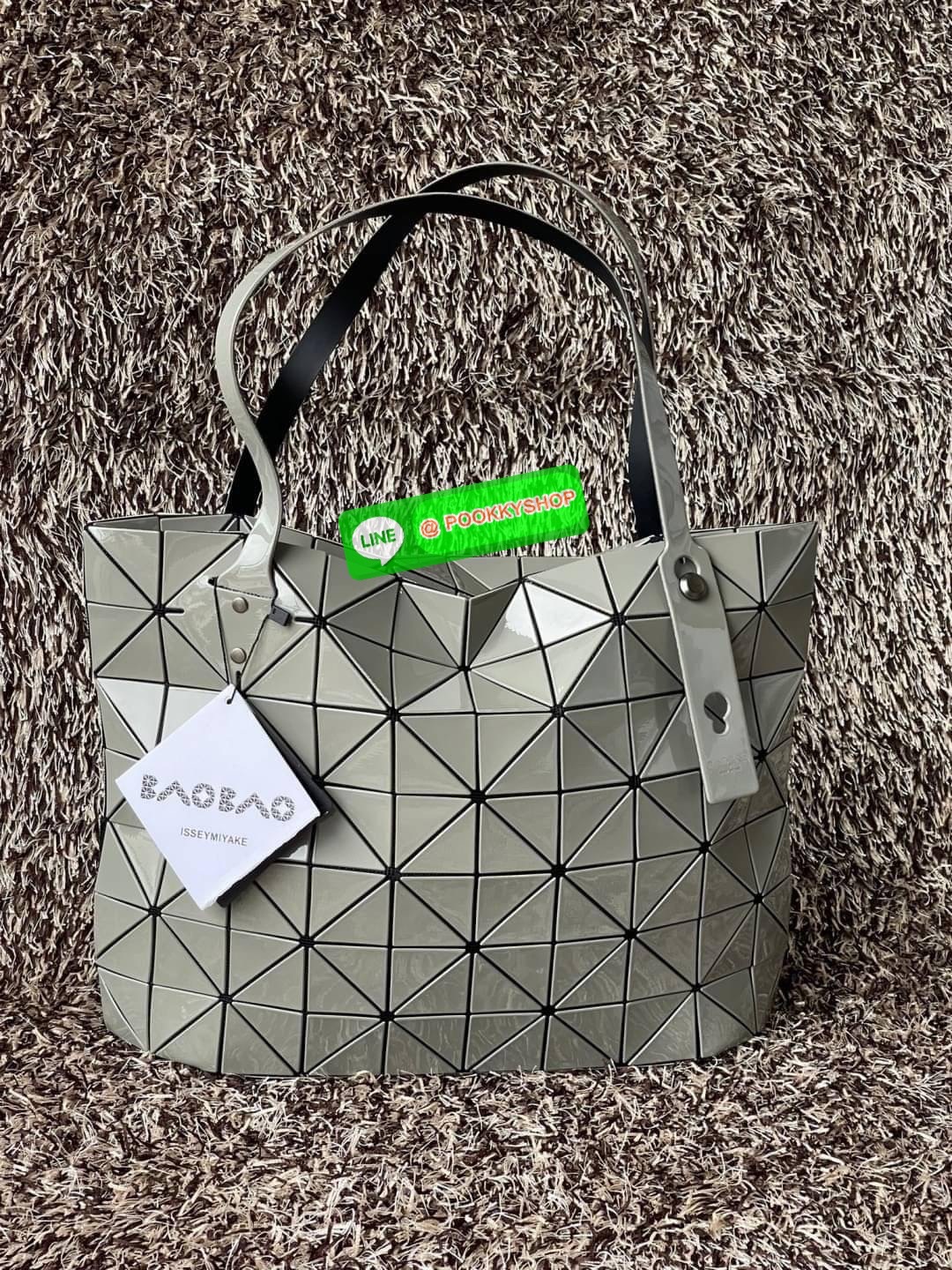 💕 Bao Bao Issey Miyake ROCK MATTE ซีรีส์นี้จะเป็นทรงสี่เหลี่ยมผืนผ้า มีซิปปิดด้านบน ถือเป็นรุ่นที่เหมาะกับการใช้งานในชีวิตประจำวัน สามารถพับมุมและบริเวณด้านล่างของกระเป๋าเพื่อเพิ่มความสะดวกสบายในการใช้งาน ทั้งยังช่วยให้วางกระเป๋าในแนวตั้งได้อีกด้ว