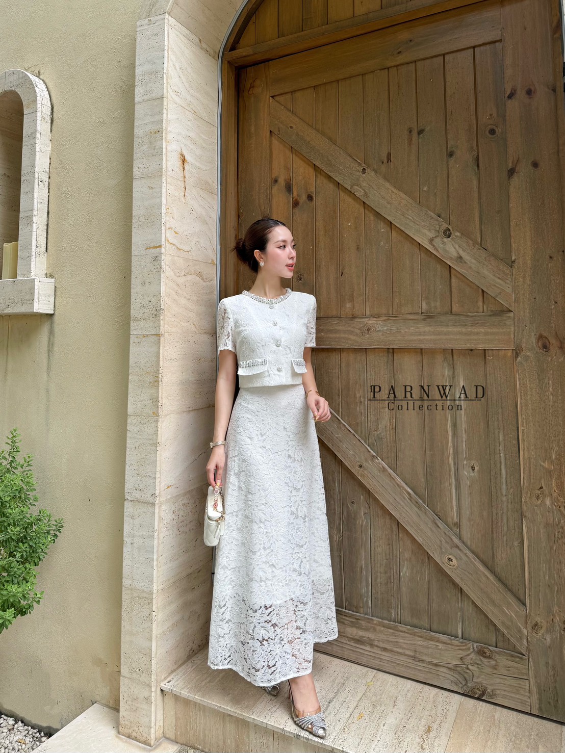 ชุดเซทแฟชั่น Set เสื้อลูกไม้เนื้อนิ่มกระดุมหน้าแต่งเลื่อมสีเงินที่คอและกระเป๋า มาพร้อมกับกระโปรงลูกไม้เอวสูง