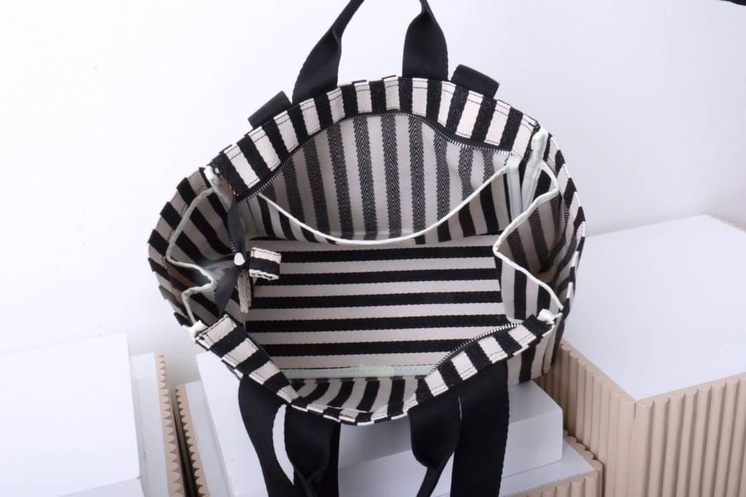 มาอีกรอบละจร้าาา 💥MJ ตัวใหม่ล่าสุด บอกเลยของมันต้องมี ใบใหญ่จุใจใส่ของได้จุกๆ ดีไซน์แบบ shopping bag ถือได้หิ้วได้ น่าร๊ากๆๆๆ เนื้อผ้าวัสดุอย่างดีและหนา มาตามคำเรียกร้อง...