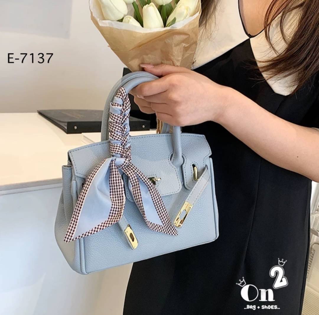 New arrivals🥳🥳 กระเป๋าแฟชั่นมาใหม่ ทรง Birkin งานสไตล์แบรนด์ เปิดหน้าอะไหล่ทอง ทรงสวยน่าใช่มากค่ะ มาพร้อมสายสะพายยาวแบบครอสบอดี้