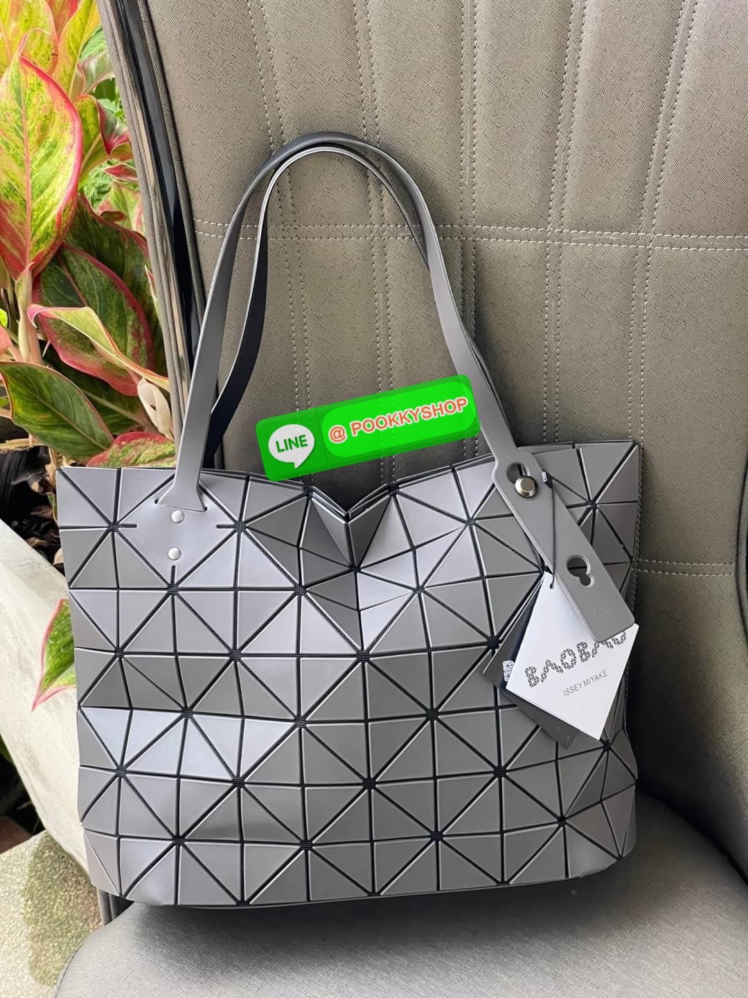 Bao Bao Issey Miyake ROCK MATTE ซีรีส์นี้จะเป็นทรงสี่เหลี่ยมผืนผ้า มีซิปปิดด้านบน ถือเป็นรุ่นที่เหมาะกับการใช้งานในชีวิตประจำวัน สามารถพับมุมและบริเวณด้านล่างของกระเป๋าเพื่อเพิ่มความสะดวกสบายในการใช้งาน ทั้งยังช่วยให้วางกระเป๋าในแนวตั้งได้อีกด้วย แผ่นต่อส