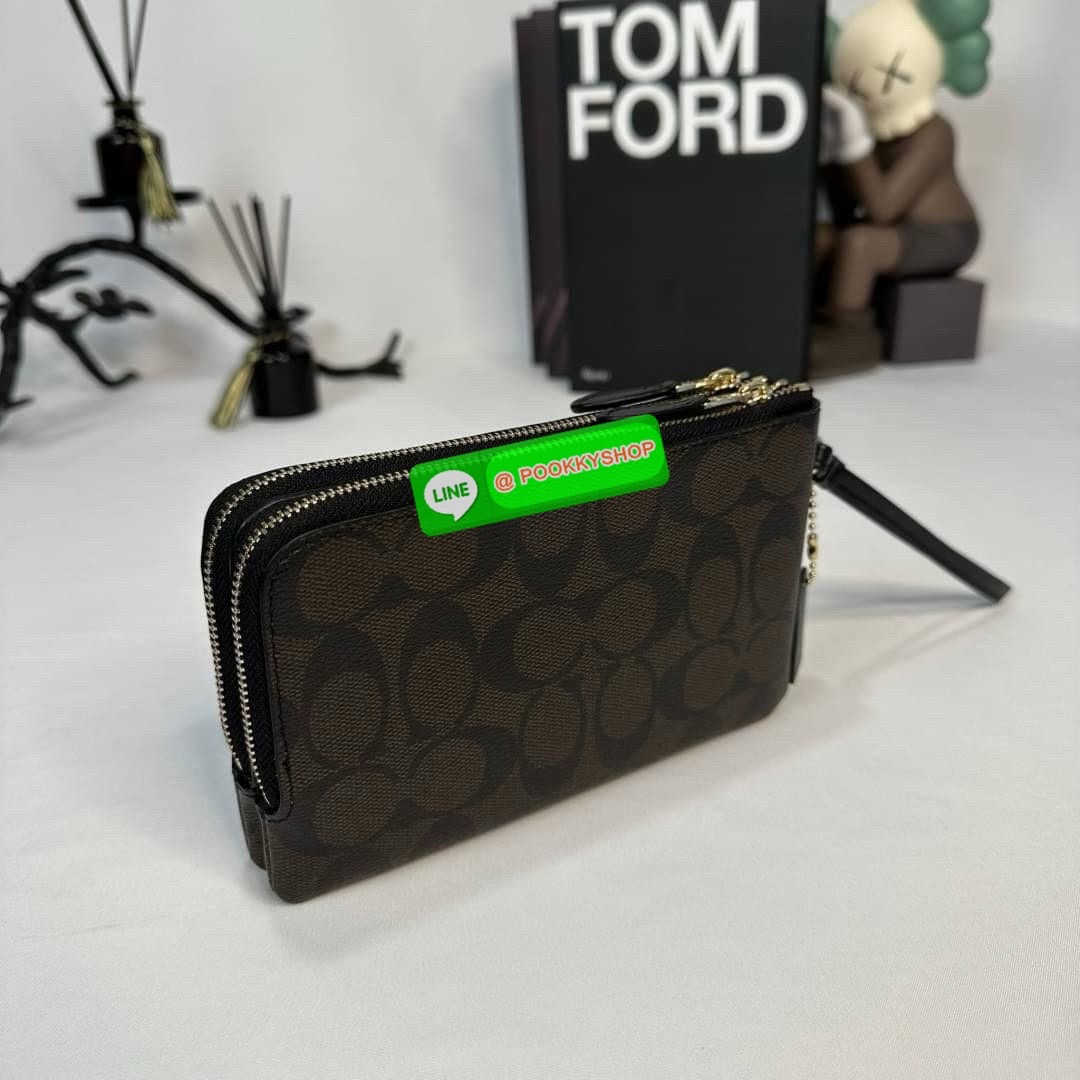 กระเป๋าคล้องมือ COACH 87591 DOUBLE CORNER ZIP WRISTLET IN SIGNATURE CANVAS (COACH 87591 ） กระเป๋าคล้องมือ2เซิปใหญ่ ลายCหนังและ ด้านในเป็นผ้า แบ่งเป็นช่องเล็กๆใส่เหรียญใส่แบงค์ใส่บัตร แล้วแต่จะใส่มีหลายช่อง ใส่โทรศัพท์ได้ทุกรุ่นพร้อมสายคล้องมือ