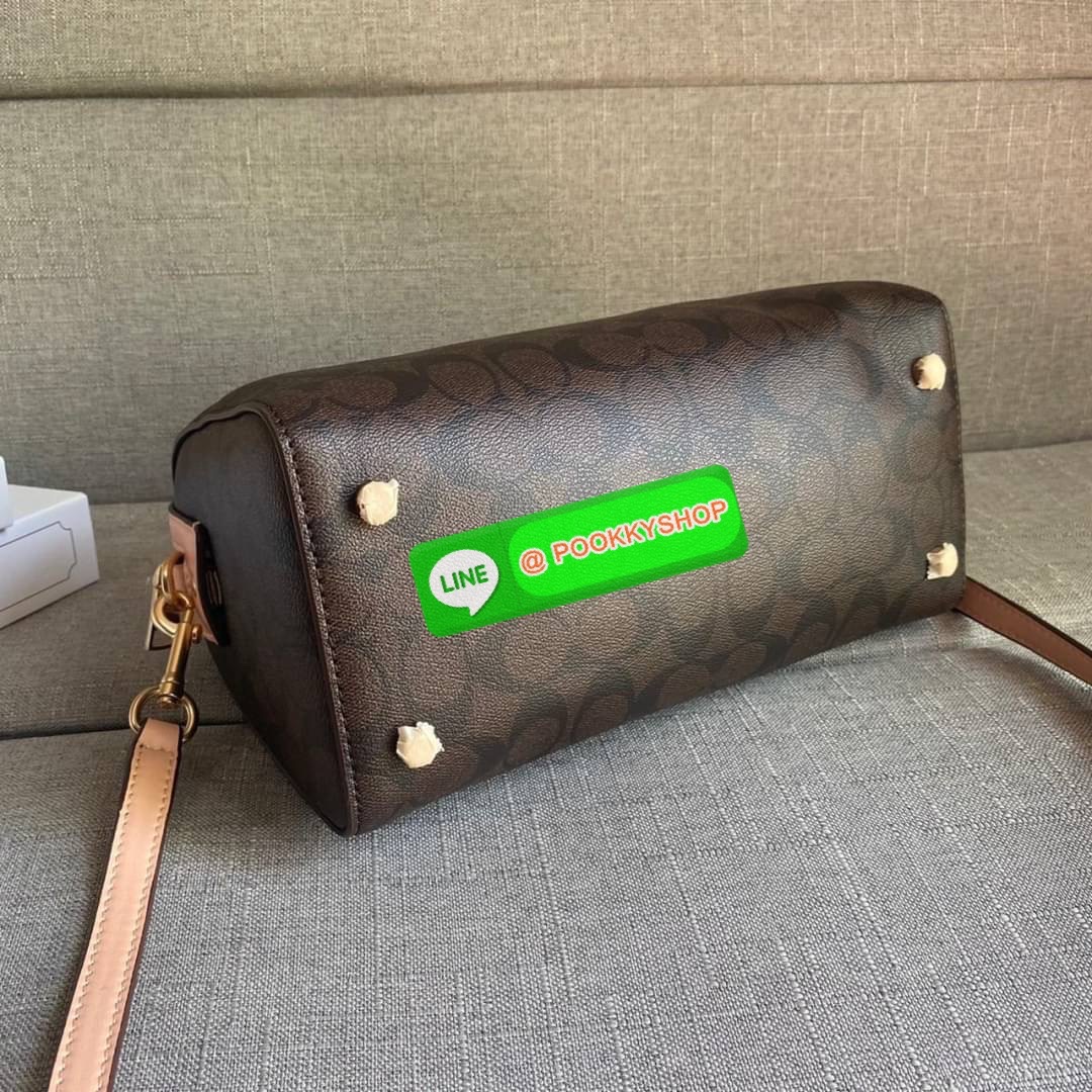 COACH ROWAN SATCHEL IN SIGNATURE CANVAS (COACH F83607) เป็นอีกรุ่นมาแรงสุดๆ ร้อนแรงไม่เบา โดดเด่นอย่างลงตัวกับรุ่นนี้ หมอน 10" รุ่นมีช่องซิปด้านหน้า สามารถแยกเก็บของสำคัญๆได้อย่างเป็นสัดส่วน สำหรับใครที่ชอบกระเป๋าที่จุของได้เยอะๆ รุ่นนี้ตอบโจทย์ได้เล