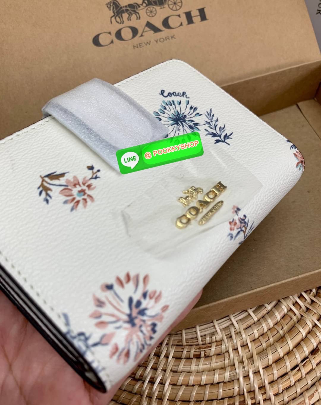 COACH MEDIUM CORNER ZIP WALLET WITH DANDELION FLORAL PRINT ((2855)) พร้อมส่งความสวย แถมความหมายดีด้วยค่ะ! กระเป๋าเงินใบกลาง ลายดอก Dandeloin ทั้งใบสวยงามมากๆนะคะ มีช่องใส่ธนบัตรหนึ่งช่อง;ช่องใส่บัตรได้ถึง10ช่อง;และช่องซิปสำหรับใส่เหรียญอีกหนึ่งช่องค่ะ &#x
