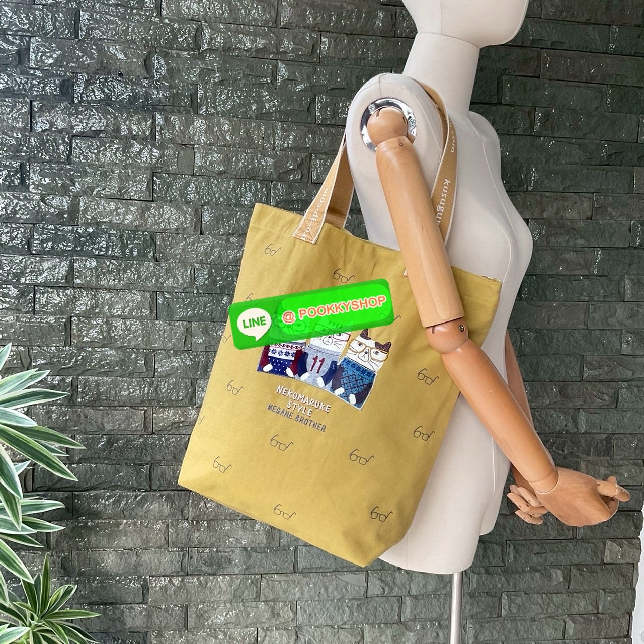 Japanese Kusuguru คุซูกุรุญี่ปุ่นแท้ กระเป๋าสะพาทรง Tote Matilda สะพายไหล่ ปักลายแมว 3 ตัว ขนนุ่มน่ารักมาก