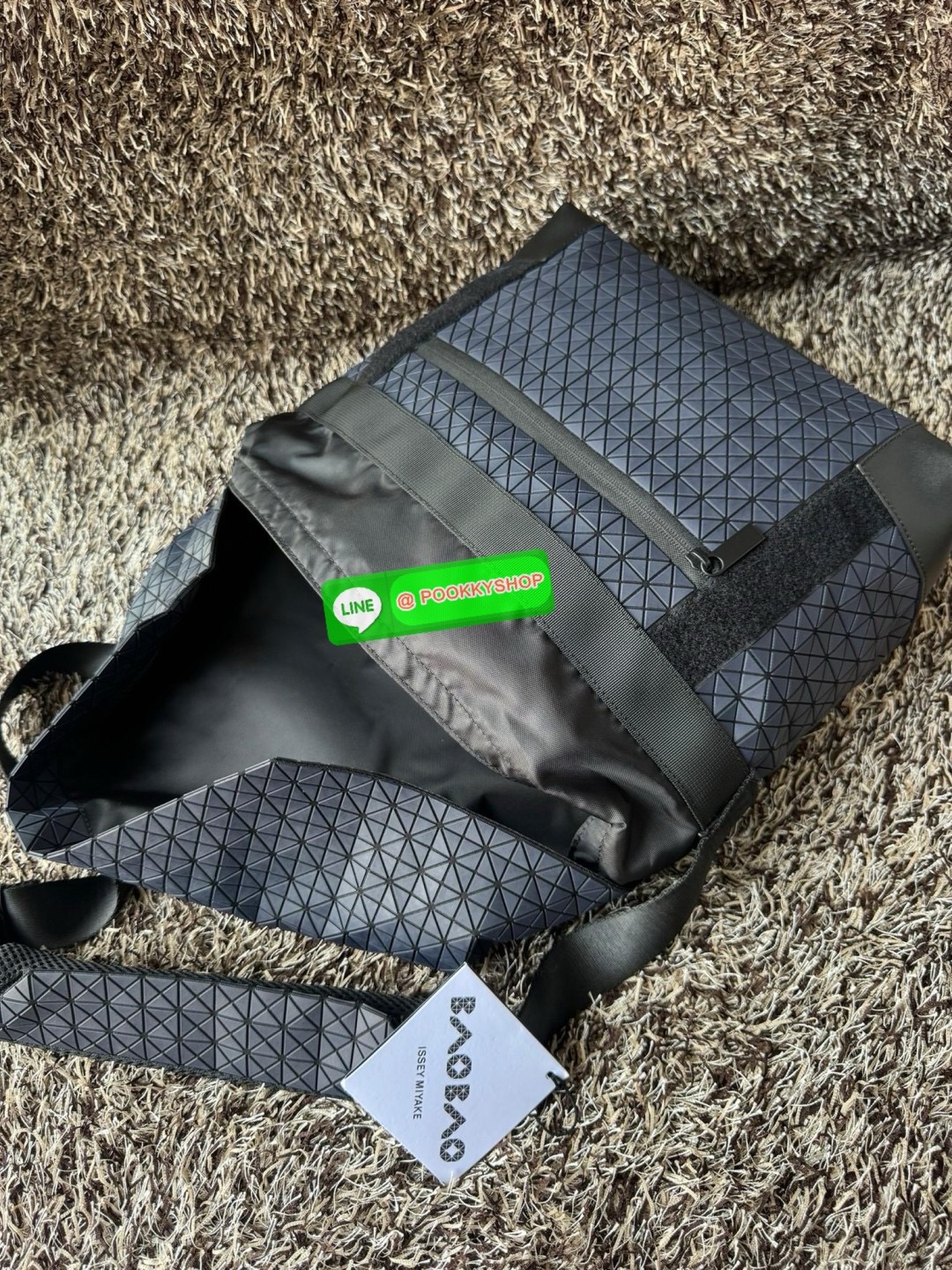 Baobao issey miyake Sling shoulder bag ดีไซน์เอกลักษณ์เฉพาะตัว ใส่ของได้เยอะ ช่องกระเป๋าเป็นระเบียบ โดยโดดเด่นด้วยแผ่นรูปสามเหลี่ยมอันเป็นซิกเนเจอร์ในการจัดเรียงสลับกัน รุ่นนี้ยังมีจุดเด่นในเรื่องคุณสมบัติการใช้งาน ภายในมีช่องบุหนาสำหรับใส่โน้ตบุ้คได้ สำห