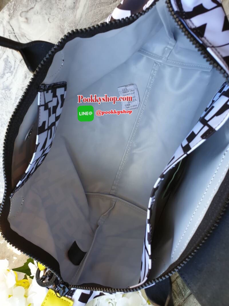 LE PLIAGE LGP TOP HANDLE BAG M รายละเอียด • วัสดุ: ผ้าใบ • อะไหล่: นิกเกิล • ตัวกระเป๋า: ผ้าใบโพลีอะไมด์เคลือบด้านใน • ตกแต่ง: หนังวัว รายละเอียดภายนอก • การปิด: ซิปและกระดุมสแน๊ป • สายสะพาย: ถอดออกได้ • ช่อง: 1 รายละเอียดภายใน • ช่องใส่ของ: 1 • จุของได้เ