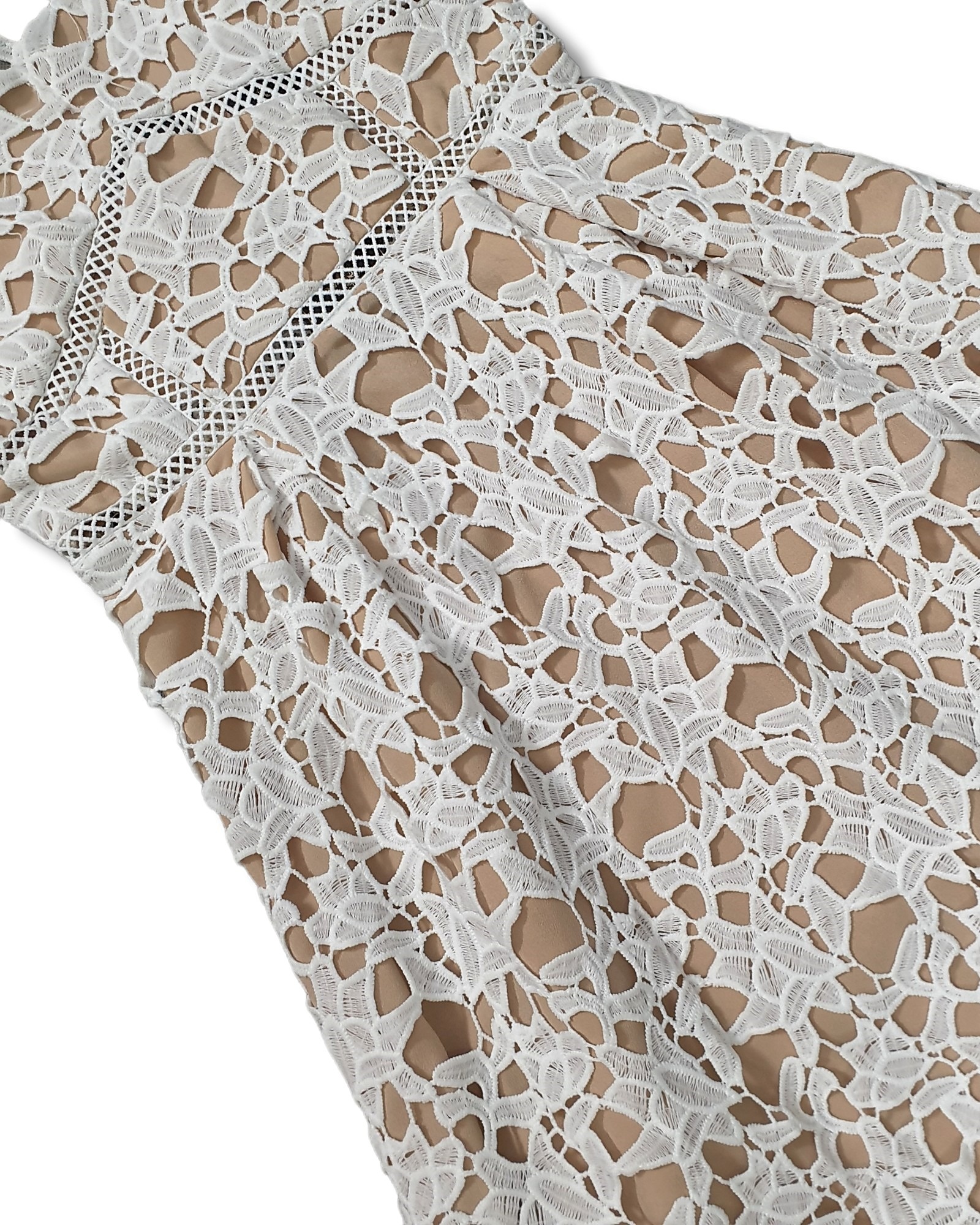 เดรสแฟชั่น เดรสเสื้อสายเดี่ยวกระโปรงบานจับจีบ ทำจากผ้าลูกไม้โครเชต์ ทอลายสวยคมชัด