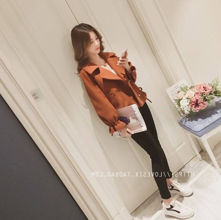 Detail เสื้อคลุมโค้ทตัวสั้น งานผ้าสักกะหลาดอย่างดี บุซับใน กระดุมสองแถว กระเป๋าสองข้างซุกมือได้ เสื้อหยิบคลุมใส่ได้ทั้งทริปแค่เปลี่ยนตัวในพกง่ายไม่หนาไม่หนัก พกติดกระเป๋าใส่เที่ยวใส่เดินทางกันนะคะ