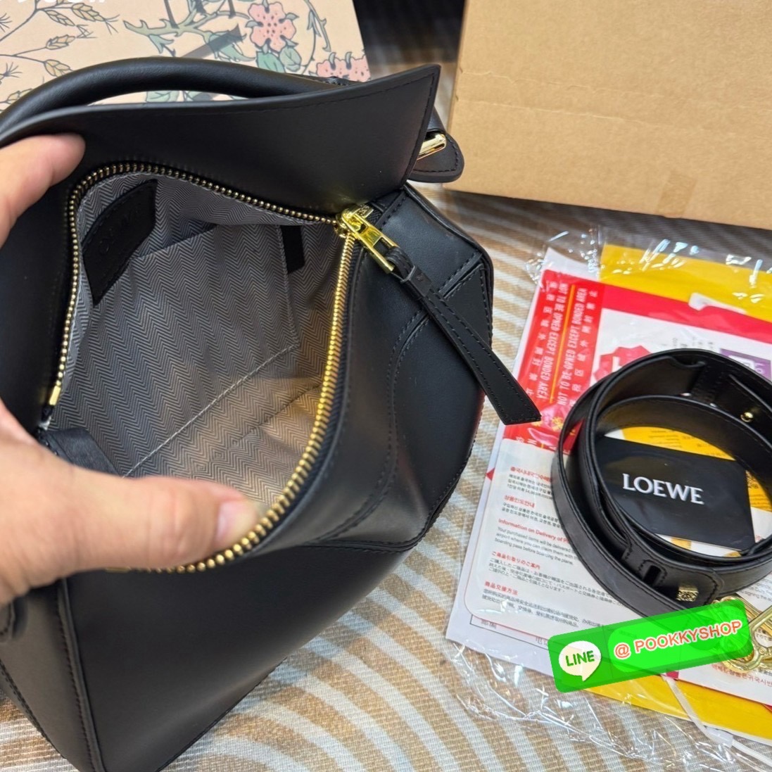 Loewe Puzzle bag กระเป๋าสะพายข้างทรงกล่อง สุดยอดแบรนด์ที่ดีไซน์เป็นเอกลักษณ์ โดดเด่น สวยหรู สไตล์พัซเซิลคลาสสิค เปิดใช้งานด้วยซิป ที่ภายในโล่ง ใส่ของสำคัญจุกจิกได้ มาพร้อมสายสะพาย และหูหิ้วในตัว ที่สลับเปลี่ยนใช้งานให้เหมาะได้ในแต่ละวัน สาวๆห้ามพลาดใบนี้เ