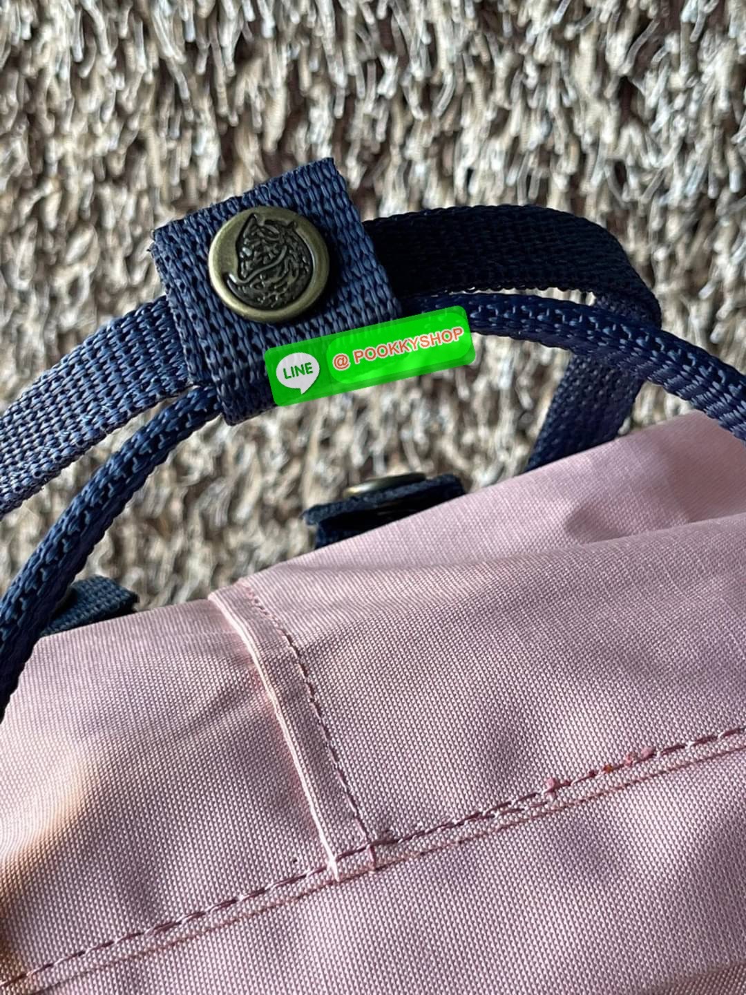 Fjallraven Kanken backpack รุ่น Classic แบรนด์ดังจากสวีเดนที่นิยมกันมากในหมู่วัยรุ่น กระเป๋าเป้ที่มีน้ำหนักเบา แต่มีความทนทาน และช่องว่างต่างๆมากขึ้น มีซิปหน้าสำหรับใส่ของกระจุกกระจิก และหูหิ้วทั้งด้านหน้าและด้านหลัง สำหรับการหิ้วถือได้สะดวก จุดเด่นที่ทำใ