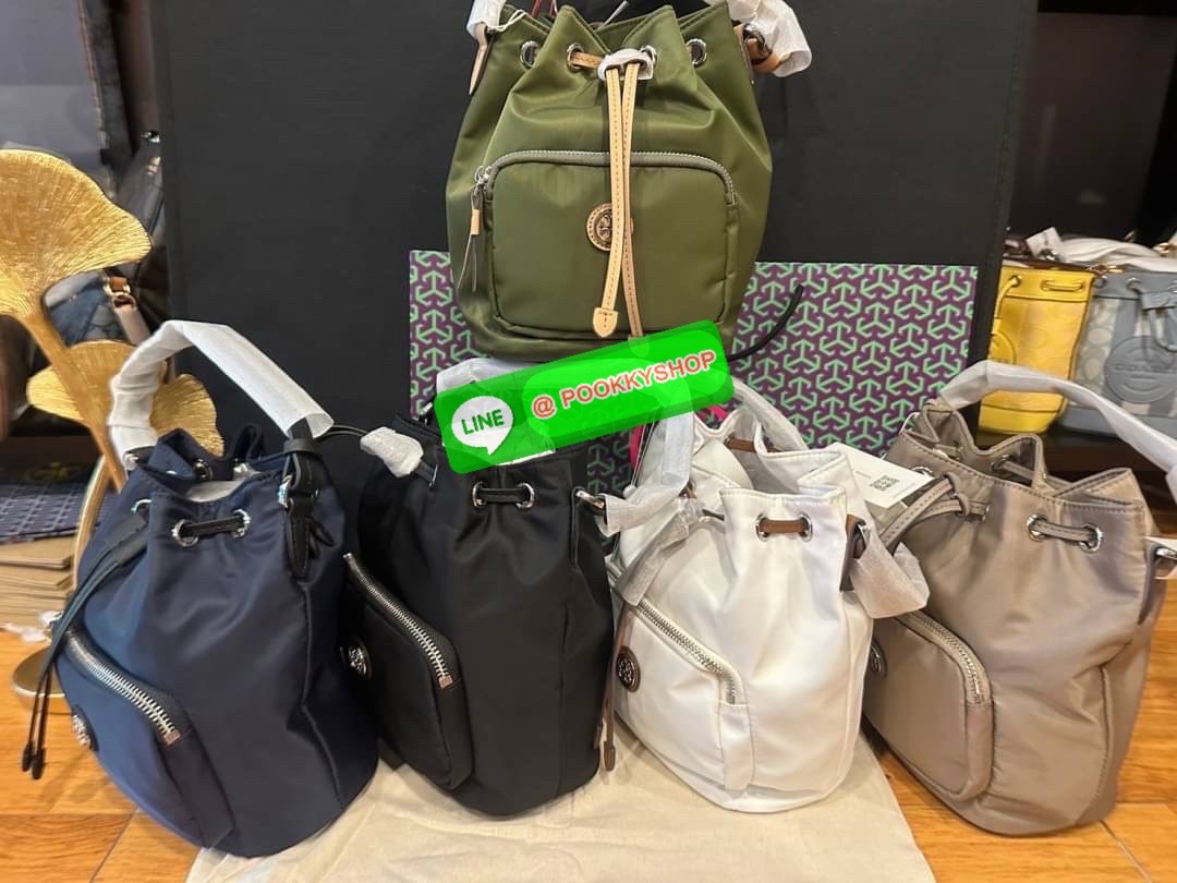 “🖤 Tory Burch Logo-Plaque Bucket Bag – ดีไซน์เรียบเท่ ถือได้ สะพายได้ ครบทั้งความจุและความชิค ✨ วัสดุ ไนลอน แต่งหนัง เบา จุของดี เหมาะกับวันทำงาน หรือวันสบาย ๆ ขนาด 8.5 นิ้ว | สภาพ ใหม่ 100% พร้อมส่ง