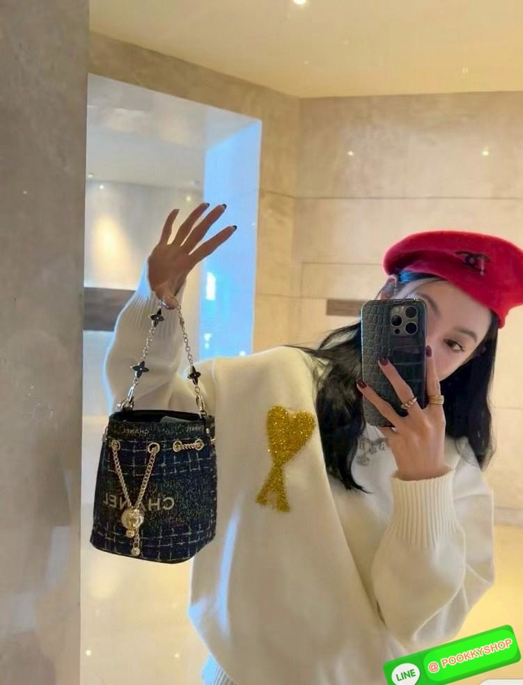 NEW NEW NEW **สินค้าเข้าใหม่** รุ่นนี้บอกเลยว่าสวยทุกอนุ หิ้วไปไหนมาไหนคือเริ่ดไปเลยค่าา CHANEL BUCKET TWEED WITH CHAIN BAG ((Premium gift make up ตปท.)) มีป้ายNot for sale 🔖พร้อมส่งค่าสาวๆ รอบนี้ได้มาไม่เยอะ! กับกระเป๋าขนาดกลางกำลังดี วัสดุผ้าTwe