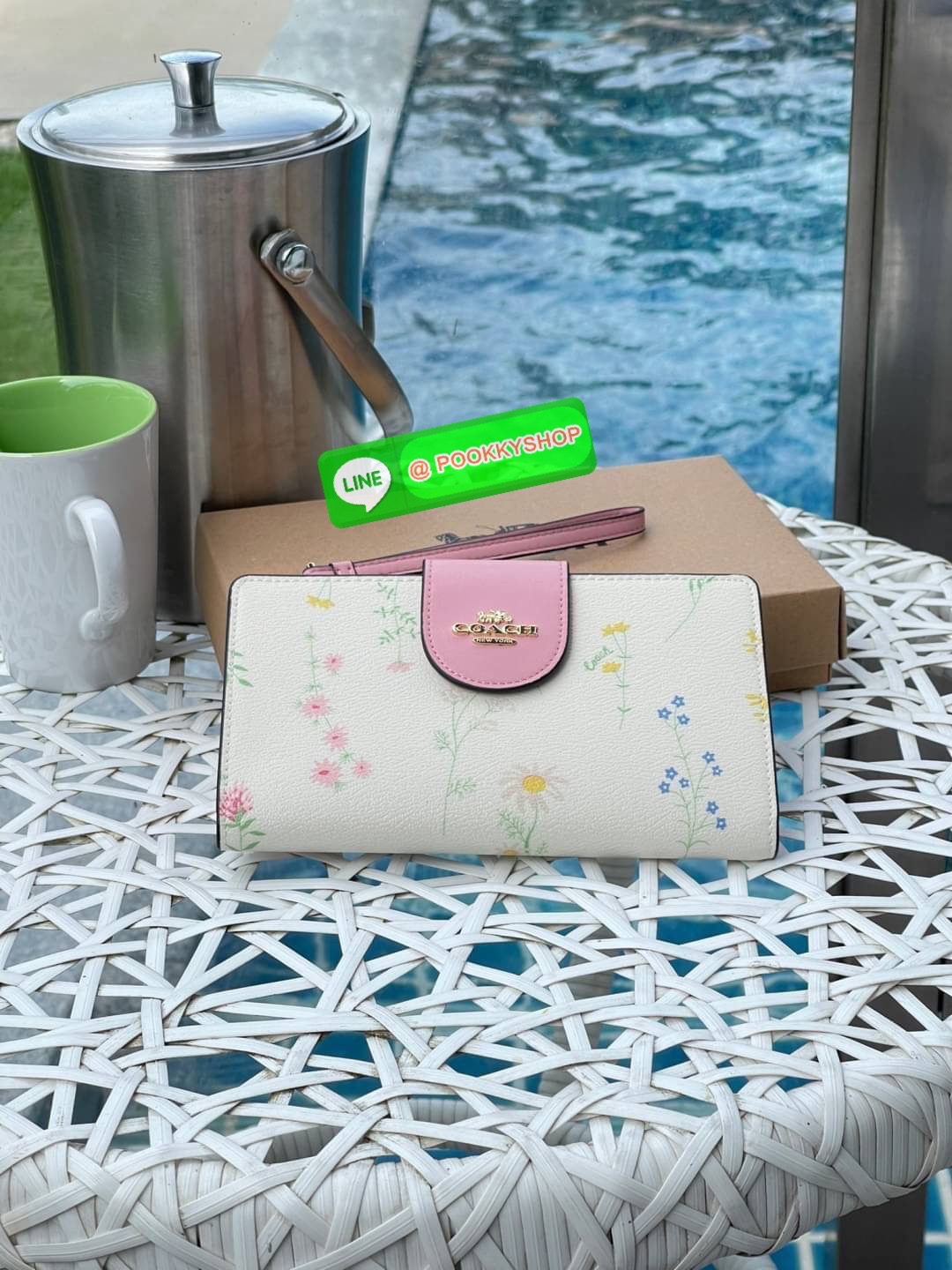 COACH TECH WALLET IN SIGNATURE CANVAS อีกหนึ่ง collection ของกระเป๋าสตางค์ที่ดีไซน์ทันสมัยให้ใช้งานได้แบบครบครัน เป็นกระเป๋าสตางค์ ที่มีช่องสำหรับใส่โทรศัพท์มือถือ ธนบัตร เหรียญ และบัตรต่าง ๆ ใช้งานแบบ2ด้าน เพิ่มความสะดวกสบายด้วยสายคล้องมือ ช่วยให้พกไปไหน