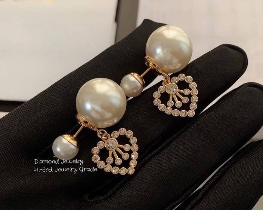 Super Hi-End Quality !!!!! ((เกรด 1:1 ดีที่สุดในท้องตลาด แสตมครบค่ะ)) Dior Tribales Earrings คอลเลคชั่นใหม่ล่าสุดเลยคร่า งาน 1:1 เหมือนในช็อปเป๊ะๆ ต่างหูดิออรุ่นใหม่ ล่าสุดชนช็อป ดีไซน์สวยมากๆค่ะ ประดับอะไหล่ทองเงาอย่างดี งานสวยไร้ที่ติดนะคะ สาวกดิออต้องไ