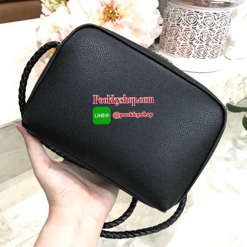 Don’t Miss! NEW ARRIVAL! CHARLES & KEITH SMALL CLASSIC CROSSBODY BAG กระเป๋าสะพายทรงเหลี่ยมรุ่นชนช็อปขนาดกำลังดีหนังสวยอยู่ทรงมีเทคเจอร์ เปิดปิดด้วยซิปหัวซิปแบรนด์ สามารถใส่ iphone ของใช้ได้เยอะมาพร้อมสายสะพายหนังถัก Crossbody ได้ เป็นอีกหนึ่งรุ่น Best Se