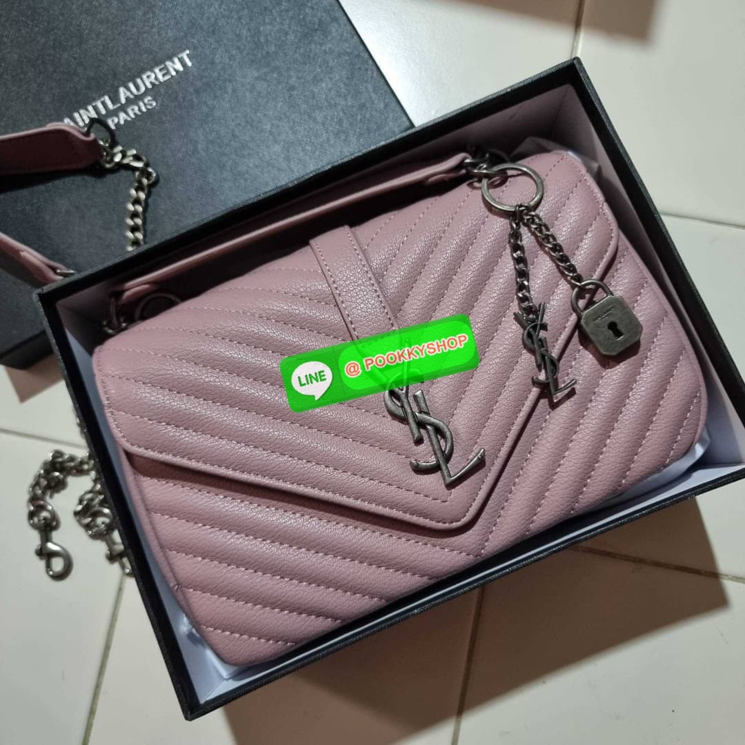 IN STOCK!! Yves Saint laurent crossbody boutique vip bag กระเป๋าสะพายไหล่ ดีไซน์ทรงสวยหรู พิเศษ แถมฟรี พวงกุญแจห้อยโลโก้ ดูแพงไปหมดจริงๆไอเท็มนี้ วัสดุหนังสังเคราะห์ลายคาร์เวีย เปิด-ปิดด้วยกระดุมแม่เหล็ก ภายในโล่งกว้าง แบ่งสัดส่วนไว้อย่างดี มาพร้อมหูจับใน