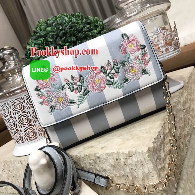 Don't Miss! ALDO Flower Crossbody Bag กระเป๋าสะพาย ALDO แบรนด์ดังจากแคนนาดา ดีไซน์สุดชิคปักลายดอกไม้สไตล์วินเทจหนังลายทางสพาสเทลอยู่ทรงกันน้ำ เปิดปิดด้วยกระดุมแม่เหล็ก ภายในมีโลโก้ ช่องซิป ช่องใส่มือถือ ใส่iphone+ได้ น้ำหนักเบา เป็นอีกหนึ่งรุ่นแนะนำค