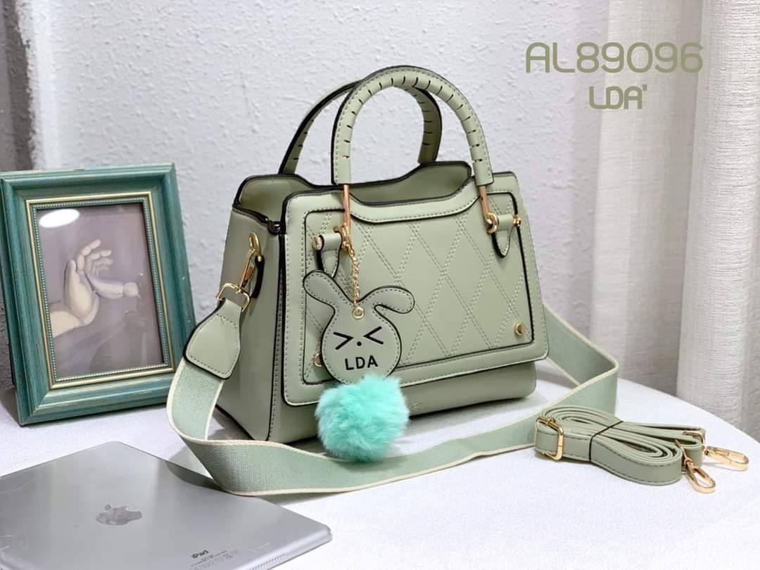 LDA BAGS พร้อมส่ง กระเป๋าสะพายข้าง LDA แบรนด์แท้ 100% แต่งด้วยพวงกุญแจปอมกระต่ายสดใสน่ารัก งานหนัง PU ทรงสวย ด้านหน้าเย็บลายตาราง งานcuttingเนี้ยบมากค่ะ ด้านในมี 3 ช่องใช้งาน หูถือดีไซน์สวย ทนทานแข็งแรง มีสายสะพาย 2 แบบ , ด่วน !!! สินค้ามีจำนวนจำกัดค่ะ