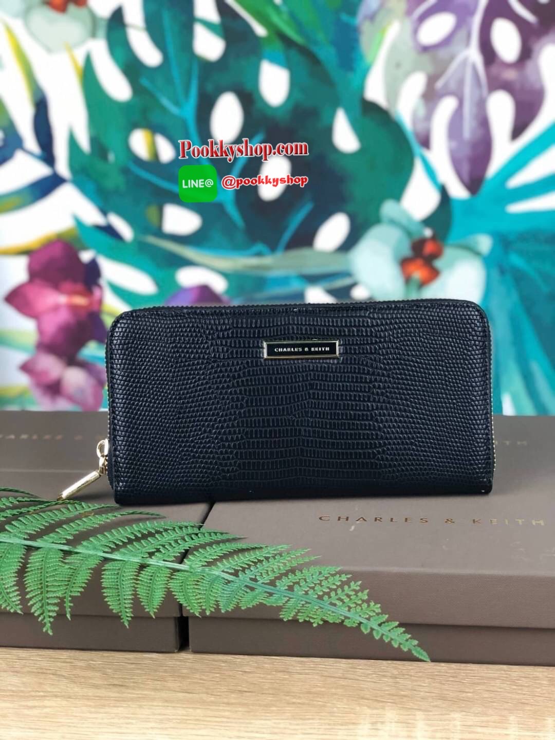 CHARLES & KEITH CROC-EFFECT LONG WALLET กระเป๋าเงินใบยาวซิปรอบ หนังปั๊มลายจรเข้ทั้งใบ ด้านในกระเป๋าแบ่งเป็น 3 ช่องใหญ่ มีช่องซิปใส่เหรียญตรงกลาง จุการ์ด 12 ช่อง สามารถใส่ธนบัตรได้ตามยาวอีก 2 ช่อง ใส่ iPhone plus ได้นะคะ❤️ รุ่นนี้มีแต่สีน่ารักๆเลยค่