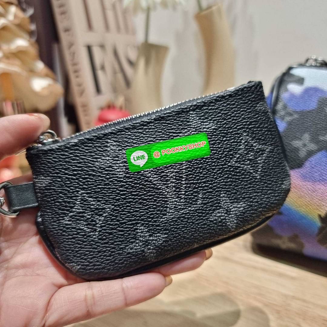 LV KEEPALL BANDOULIÈRE 25 🔅 Details ย่อส่วนความเท่ให้สะดวกกับชีวิตประจำวัน กับกระเป๋าสะพาย ทรงกระเป๋าเดินทางสุดคลาสสิค ด้วยดีเทลความเป็นเอกลักษณ์ เรียบแต่หรู โดดเด่นไปด้วยลวดลายสีเพ้นท์คละรอบใบ รับรองไม่ซ้ำใคร!! ลายโมโนแกรม เปิด-ปิดด้วยซิป พิเศษพร