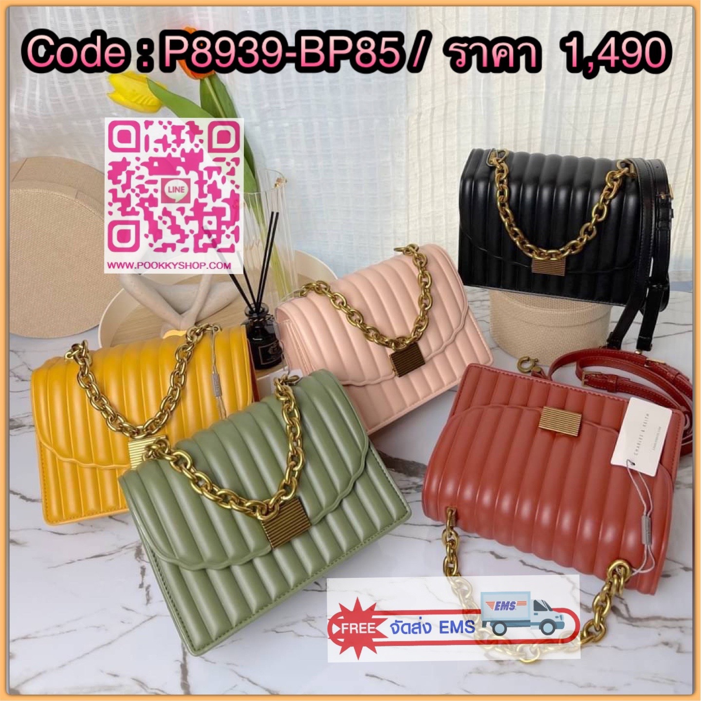 Charles & Keith Panelled Chain Handle Bag กระเป๋าสะพายรุ่นใหม่ชนช็อป รุ่นนี้จะถือคล้องแขน/สะพายแบบสายยาวได้หลายแบบ มีหูโซ่สีทองสวยหรู เปิดปิดแบบตัวเปิดล็อก ภายในแบ่งเป็น 3 ช่อง เป็นช่องซิปตรงกลาง ใส่ IPhone pro max และกระเป๋าเงินใบสั้นได้ค่ะ สายสะพายยาวถอ