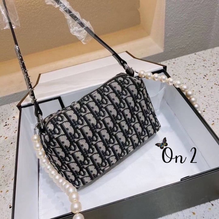 Christian Dior x Alexander Wang กระเป๋าสะพายdior ผ้าทอลาย Dior ซิปบน ที่รวมตัวกับ wang เพิ่มความหรูหรามากขึ้น มาพร้อมสายมุกยาวสะพายครอสบอดี้ถอดออกได้ค่ะ งานสวยอะไหลาปั๊มทุกจุด