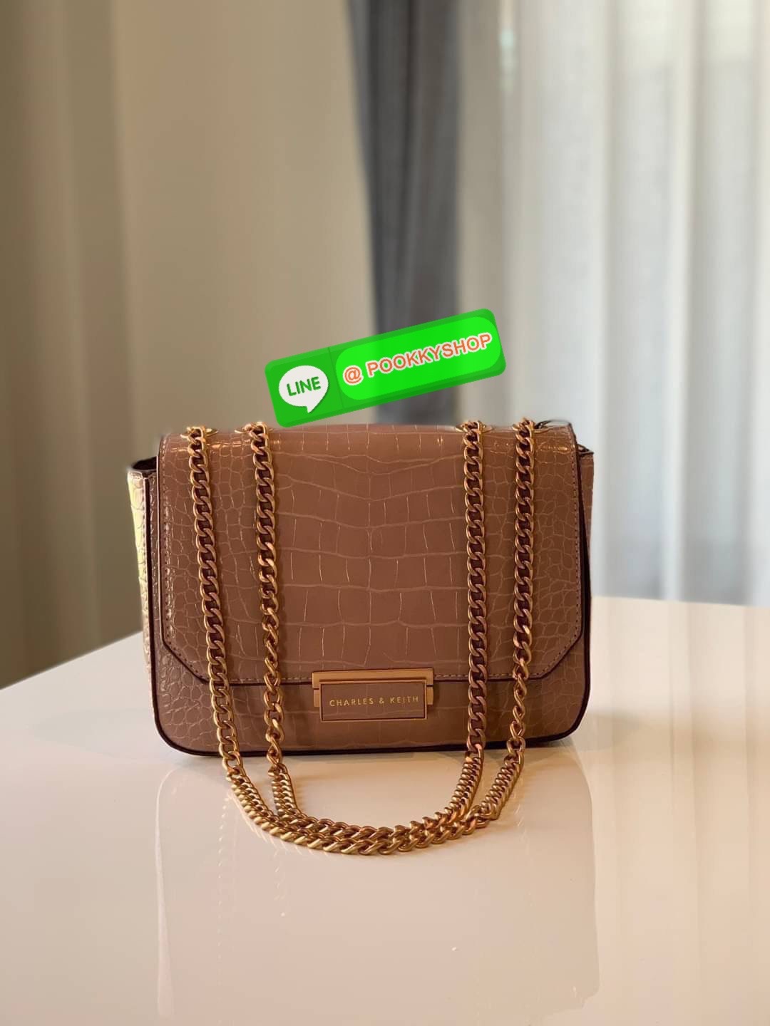 แท้ Outlet Charles&Keith ลายหนังจระเข้ ผิวเงา เปิดปิดแบบบีบคลายล็อค ภายในมีช่องซิป ด้านหลังมีช่องย่อย สะพายสายคู่หรือสายเดี่ยวได้ น้ำหนักเบา