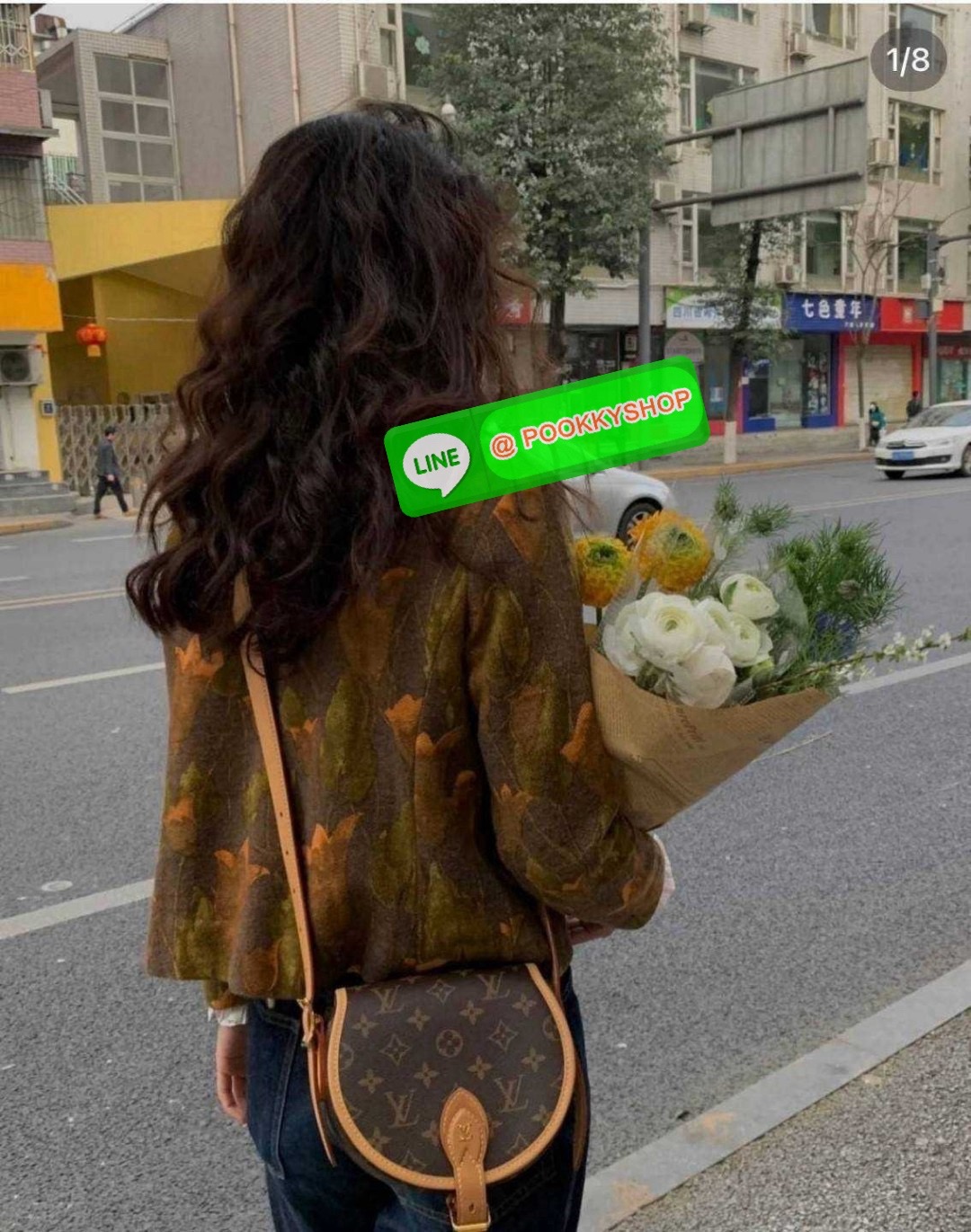 LV TAMBOURIN CROSSBODY BAG 🔆 Details รุ่นลิมิเต็ดหายาก กับกระเป๋าสะพายทรงสวย ดีไซน์คลาสสิค เปิด-ปิดด้วยกนะดุมแม่เหล็ก สายสะพายในตัว ปรับได้ หรือซ่อนสายและถือเป็น clutch ออกงานก็ได้ ดูแพงมากๆ ภายในเป็นช่องโล่ง ใส่ของจุกจิกได้ ของจำเป็นได้ โทรศัพท์ไ