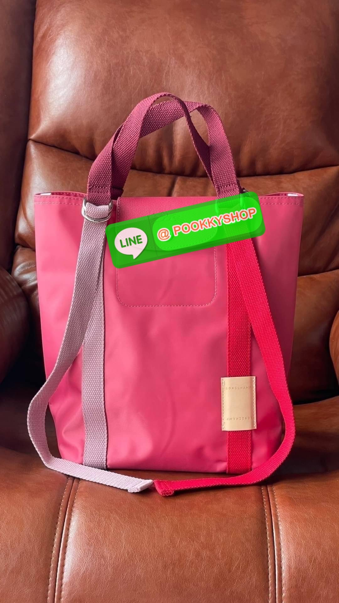 💕LONGCHAMP LE PLIAGE RE-PLAY Tote bag S เป็นอีกรุ่นที่น่าสนใจในการออกแบบ กระเป๋าโท้ทแนวตั้งที่กว้างขวางมีน้ำหนักเบา ใช้งานได้จริง ปิดด้วยกระดุมแป๊กและสามารถถือด้วยมือ สะพายไหล่ และสะพายข้างลำตัว Le Pliage Re-Play เวอร์ชันใหม่นี้ยังคงเติมชีวิตชีวา