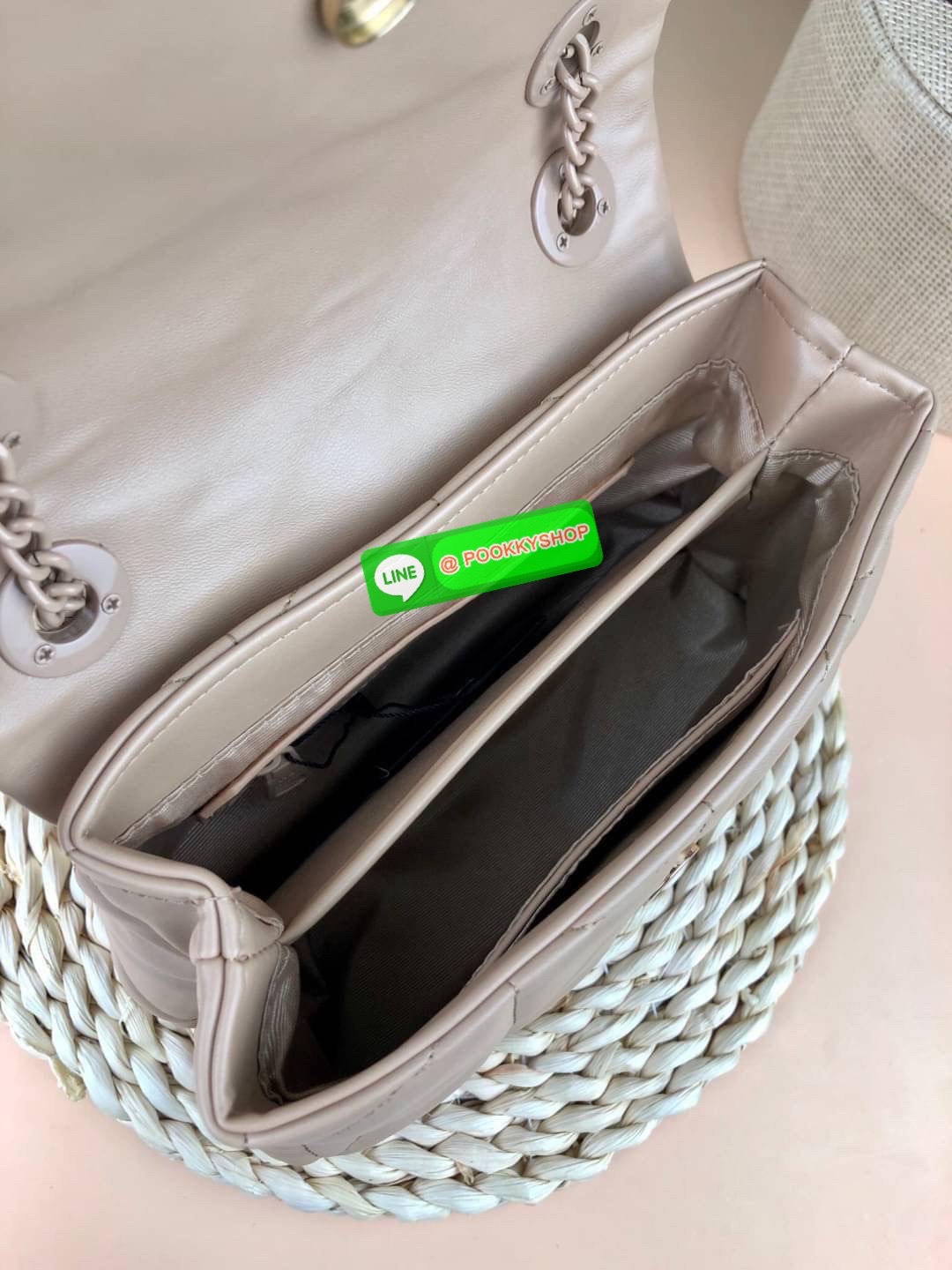 แท้ 💋 Outlet New! LYN TRINITY HANDBAG กระเป๋าสะพายข้าง/ครอสบอดี้ใบสวย วัสดุหนังเดินด้ายลายสามเหลี่ยมทั้งใบ พร้อมพวงกุญแจ(ถอดได้) เปิดปิดแบบกระดุมแม่เหล็ก ด้านในมีช่องซิปเล็ก 1 ช่อง รุ่นนี้สามารถใส่ iPhone plus และกระเป๋าเงินใบกลางได้ค่า สายยาวเป็น