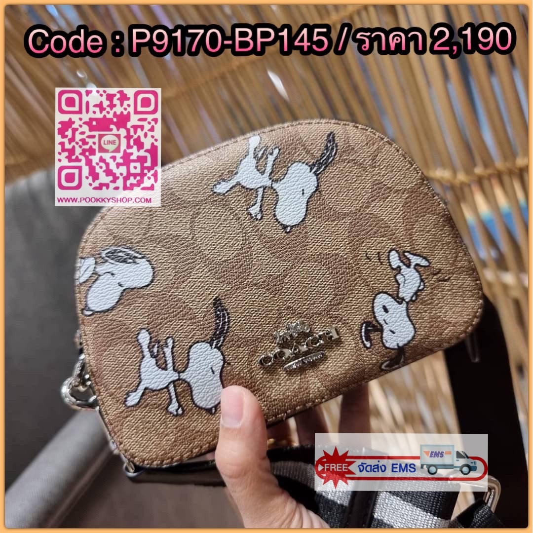 COACH C4590 COACH x PEANUTS MINI SERENA CROSSBODY IN SIGNATURE CANVAS WITH SNOOPY PRINT มาจ้าแม่ มาหนักๆอีกแล้ว กับคอลเลคชั่นที่ขายดี ขายหมด ไม่เคยพอจะขาย!! มินิเซเรนาคอลแลบกับสนูปพีแบบลงตัวที่สุด วัสดุหนังแคนวาสเคลือบลาย เปิด-ปิดด้วยซิป สะดวกใช้ ภายในเป็