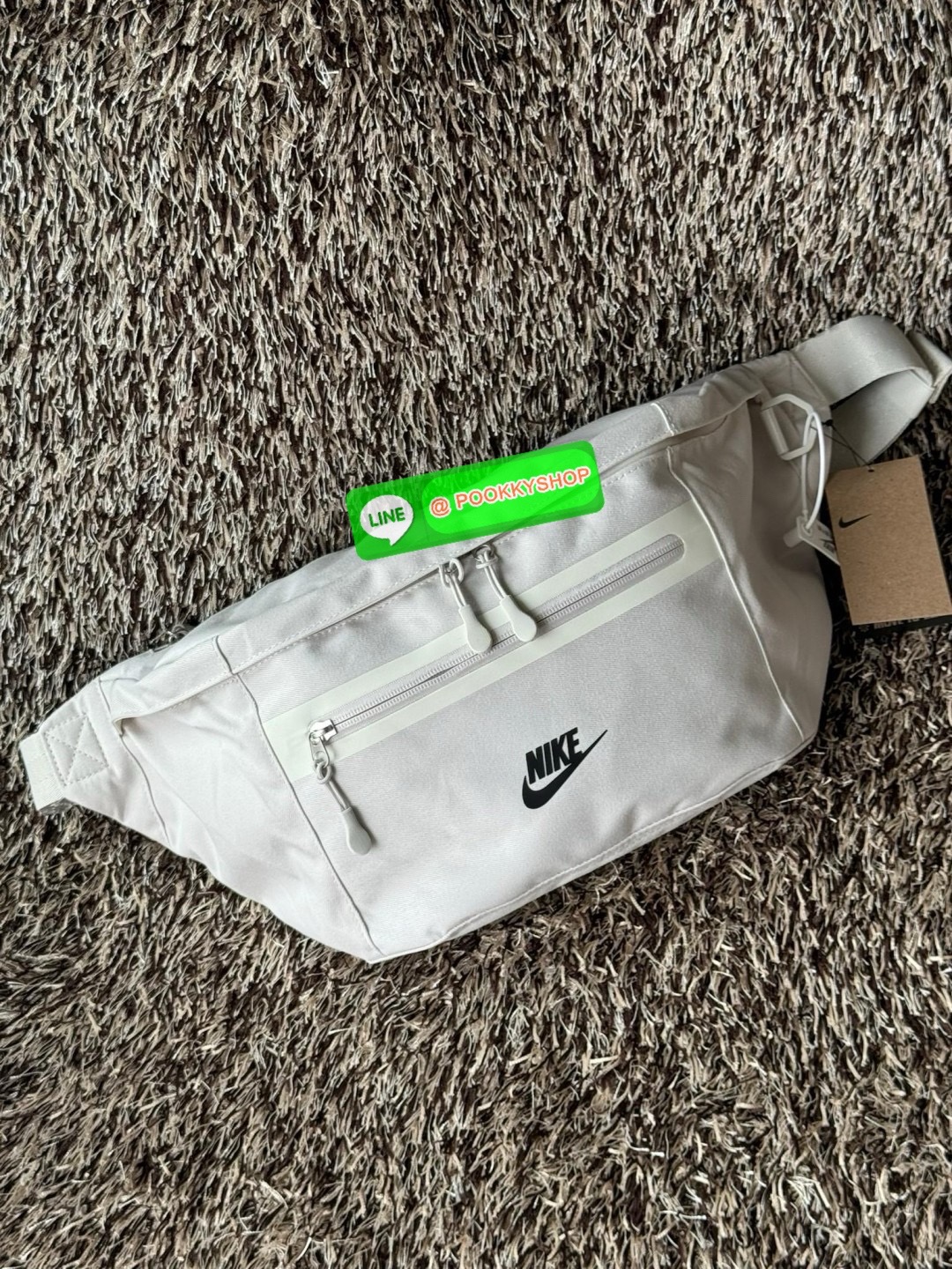 Nike Elemental Waist Bag มีน้ำหนักเบา เพิ่มความคล่องตัว จัดของได้อย่างเป็นระเบียบ ไม่ว่าจะใช้งานในวันปกติ วันที่ไปออกกำลังกาย หรือทริปการเดินป่าแบบสมบุกสมบัน ก็สามารถใช้กระเป๋าใบนี้ได้ เพราะมีความโดดเด่นที่การใช้วัสดุน้ำหนักเบา แต่มีความแข็งแรงและทนทาน ดู