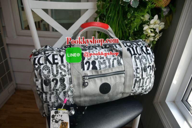 Kipling Disney's 90 Years Of Mickey Mouse Duffel Bag (TAGALONG) กระเป๋าถือใบใหญ่ ด้านหน้าและด้านข้างมีช่องซิปใส่ของจุกจิก เปิดปิดด้วยซิปเดียวด้านบน ใบใหญ่ ใส่เสื้อผ้าออกทริป เล่นกีฬาได้หลายชุด มาพร้อมสายสะพาย ใบเดียวทั้งเที่ยว ทั้งเล่นกีฬา ห้ามพลาดนะ