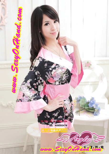 ชุดยูกาตะ กิโมโน เสื้อคลุมญี่ปุ่น ชุดแฟนซี กิโมโนสั้น กิโมโนเซ็กซี่ พื้นดำ ลายดอกชมพู แซมม่วงและเขียว แต่งขอบแถบชมพูเข้ม พร้อมโบว์สำเร็จและสายคาด สีชมพู พร้อมสายคาดเอวสีชมพู ติดโบว์ สวยน่ารักมากๆค่ะ