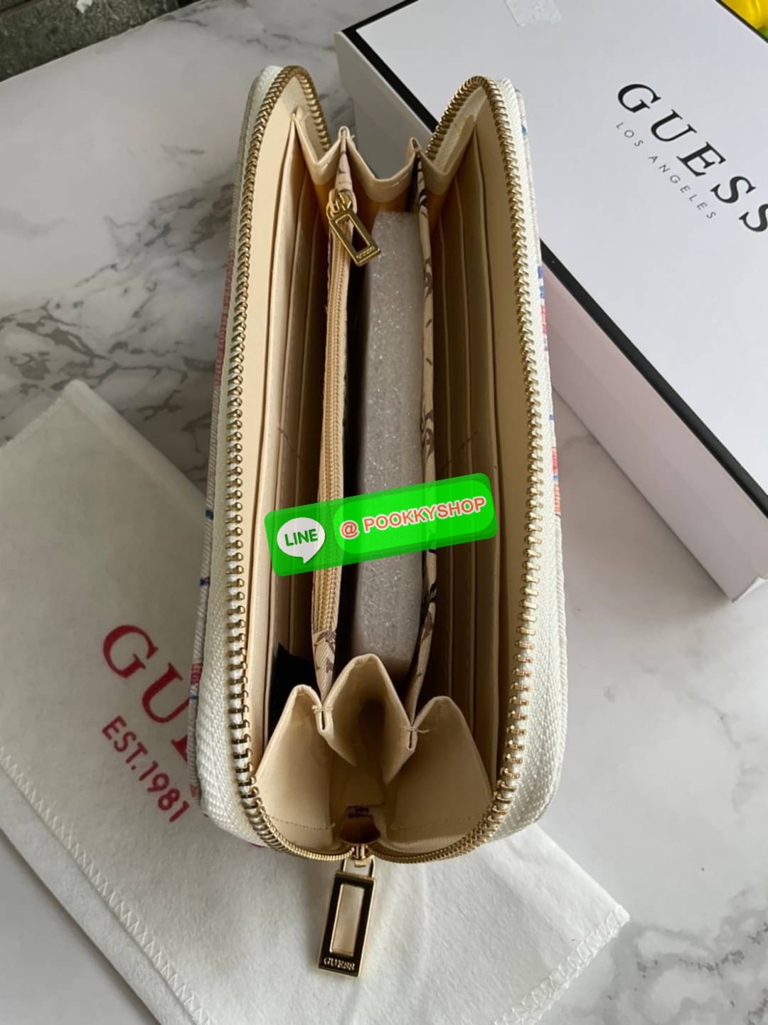 GUESS ABREE PRINTED ZIP-AROUND WALLET กระเป๋าสตางค์ใบยาวหนังซาเฟียโน่พิมพ์ลายดอกสวยหรู ด้านหน้าประดับโลโก้แบรนด์ เปิดปิดด้วยซิป ภายในแบ่งเป็น 3 ช่องหลักใส่ธนบัตรได้ มีช่องซิป 1 ช่อง ช่องใส่บัตร 8 ช่อง และมีช่องด้านหลังใส่บัตรสามารถใสธนบัตรได้อีกด้วย สามาร